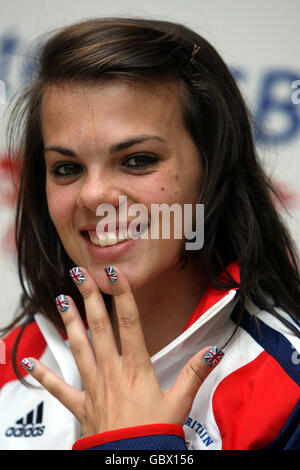 Olympics - Youth Olympic Festival Media Call - Aeroporto di Heathrow. Katie Byres della Gran Bretagna ha con le sue unghie dipinte durante una chiamata mediatica del Festival Olimpico della Gioventù all'aeroporto di Heathrow, Londra. Foto Stock