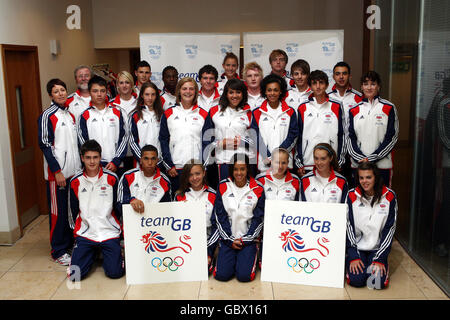 Olympics - Youth Olympic Festival Media Call - Aeroporto di Heathrow. Il gruppo del team di atletica della Gran Bretagna posa per una foto durante una chiamata mediatica del Youth Olympic Festival all'aeroporto di Heathrow, Londra. Foto Stock