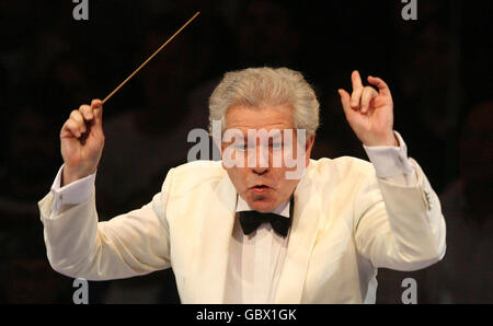 Il direttore Jiri Belohlavek dirige la BBC Symphony Orchestra alla prima notte dei Proms 2009 nella Royal Albert Hall di Londra. Foto Stock