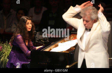 Il pianista Marielle Labeque guarda il direttore Jiri Belohlavek alla prima Notte dei Proms 2009 nella Royal Albert Hall di Londra. Foto Stock