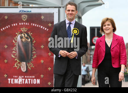 Il candidato della SNP David Kerr con il vice leader della SNP e il vice primo ministro scozzese Nicola Sturgeon durante la campagna per il fine settimana della Glasgow Fair nella circoscrizione di Glasgow North East. Foto Stock