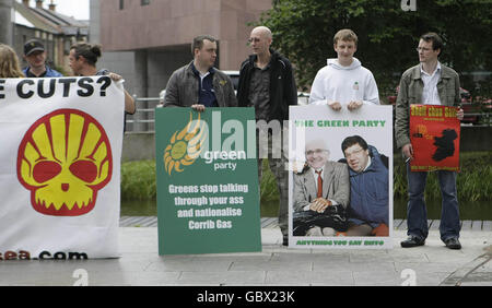 Gli oppositori del gasdotto Corrib protestano durante una riunione dei leader del Partito Verde quando discutono la revisione del programma per il governo e decidono la posizione del partito sul secondo referendum sul trattato di Lisbona che si terrà questa mattina a Dublino. Foto Stock