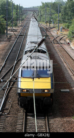 NOTARE IL PRODOTTO ALTERNATIVO. Un treno della East Coast Mainline si dirige sulle piste di Old Fletton, vicino Peterborough, Cambridgeshire. Foto Stock