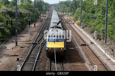 Un treno della East Coast Mainline si dirige sulle piste di Old Fletton, vicino Peterborough, Cambridgeshire. Foto Stock