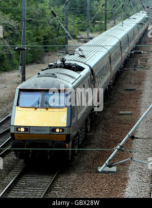 Un treno della East Coast Mainline si dirige sulle piste di Old Fletton, vicino Peterborough, Cambridgeshire. Foto Stock