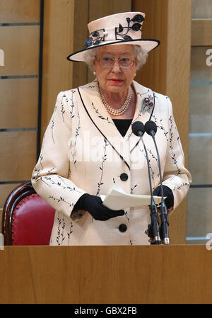 La regina Elisabetta II ha pronunciato un discorso in Aula durante una visita al Parlamento scozzese a Edimburgo, in occasione del decimo anniversario del Parlamento scozzese. Foto Stock