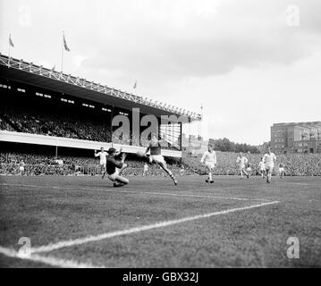 Alan Skirton di Arsenal (terzo l) spara un colpo dopo il portiere del Manchester United David Gaskell (secondo l), guardato da Bill Foulkes di United (l), Shay Brennan (terzo r), Denis Law (secondo r) e Noby Lawton (r) Foto Stock