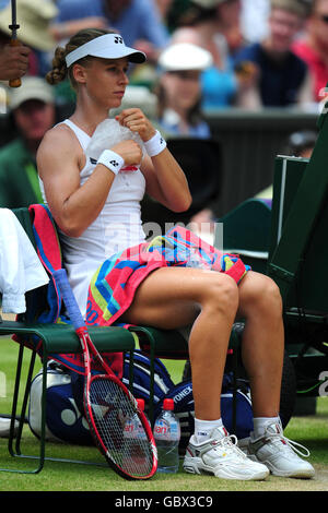 Tennis - 2009 Wimbledon Championships - Day Ten - The All England Lawn Tennis and Croquet Club. La russa Elena Dementieva si raffredda tra una partita e l'altra durante la semifinale femminile contro la statunitense Serena Williams Foto Stock