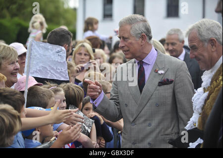 Il Principe del Galles incontra i bambini delle scuole locali durante la sua visita a Lostwithiel, Cornovaglia. Foto Stock