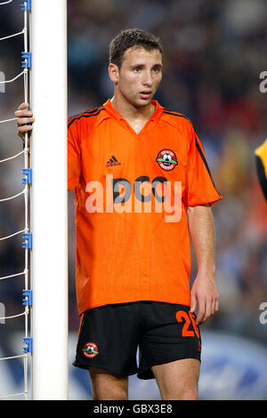 Calcio - UEFA Champions League - Gruppo F - Barcellona v Shakhtar Donetsk. Il Razvan Rat di Shakhtar Donetsk protegge un posto Foto Stock