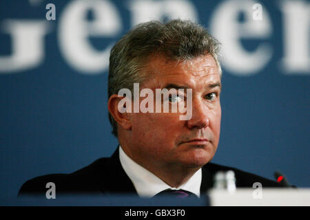 Il CEO della Bank of Ireland, Richie Boucher, durante l'Assemblea generale della banca presso l'UCD di Dublino. Foto Stock