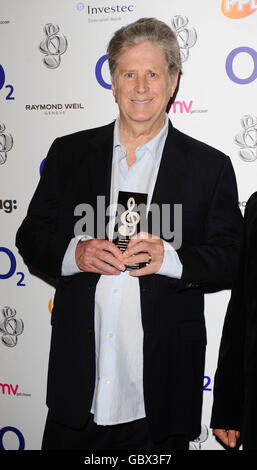 Brian Wilson, dei Beach Boys, vince il premio Best International Act Award all'O2 Silver Clef Awards presso l'Hilton Hotel nel centro di Londra. Foto Stock