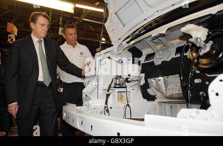 Il segretario d'affari Lord Mandelson incontra i lavoratori e ispeziona la linea di produzione durante una visita allo stabilimento GM di Luton. Foto Stock