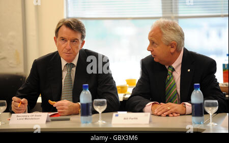 Il segretario d'affari Lord Mandelson (a sinistra) siede accanto al presidente della GM UK, Bill Parfitt, durante una visita allo stabilimento GM di Luton. Foto Stock