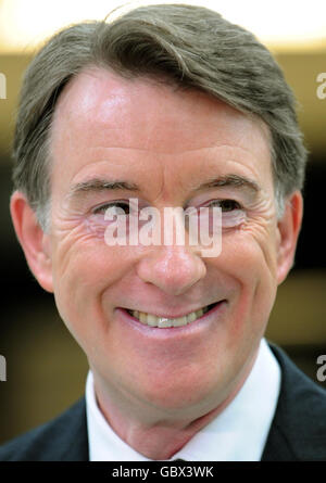 NOTA ORTOGRAFIA MODIFICATA DI MANDELSON. Il segretario d'affari Lord Mandelson parla ai media dopo una visita allo stabilimento GM di Luton. Foto Stock