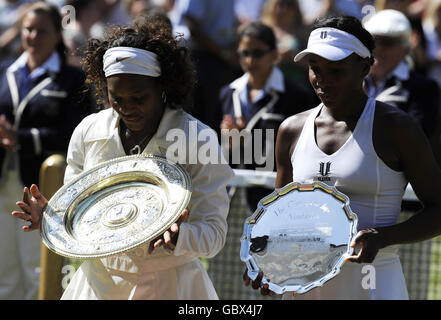 Serena Williams (a sinistra) degli Stati Uniti celebra la sua vittoria su Venus Williams degli Stati Uniti durante i Wimbledon Championships all'All England Lawn Tennis and Croquet Club, Wimbledon, Londra. Foto Stock