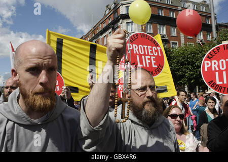 I manifestanti Pro Choice e Pro Life si scontrano durante una dimostrazione pro-aborto nel centro di Dublino.