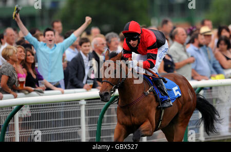 Horse Racing - Ladies Night - Nottingham Racecourse Foto Stock