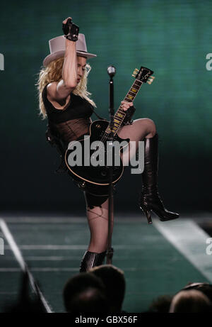 Madonna in tour. Madonna si esibisce sul palco alla O2 Arena di Londra, la prima notte del suo tour Sticky & Sweet. Foto Stock