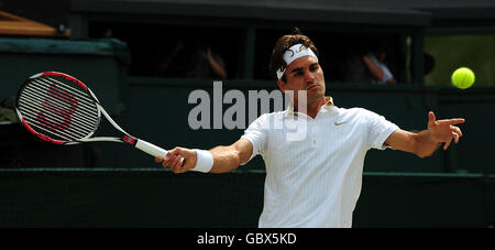 Roger Federer della Svizzera in azione contro Andy Roddick degli Stati Uniti durante i Campionati di Wimbledon all'All England Lawn Tennis and Croquet Club di Wimbledon, Londra. Foto Stock