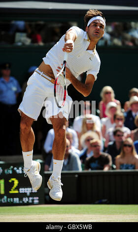 Roger Federer della Svizzera in azione contro Andy Roddick degli Stati Uniti durante i Campionati di Wimbledon all'All England Lawn Tennis and Croquet Club di Wimbledon, Londra. Foto Stock