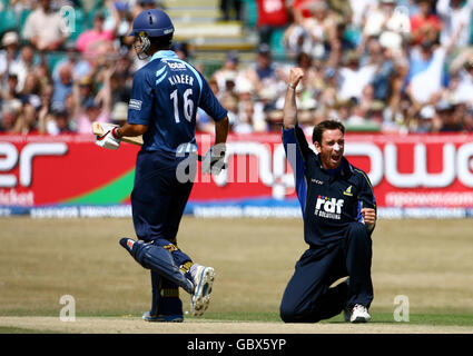 Il bowler del Sussex James Kirtley celebra la presa del wicket di Kadeer Ali durante il Trofeo del provident degli amici, semi finale al terreno della contea, Hove. Foto Stock