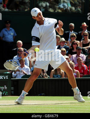 Andy Roddick degli Stati Uniti in azione contro Roger Federer della Svizzera nella finale maschile durante i Campionati di Wimbledon presso l'All England Lawn Tennis and Croquet Club di Wimbledon, Londra. Foto Stock