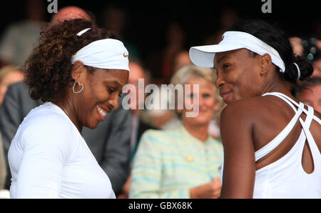 Tennis - 2009 Wimbledon Championships - Day Twelve - The All England Lawn Tennis and Croquet Club. USA Serena (a sinistra) e Venus Williams celebrano la vittoria delle Signore doppie Foto Stock