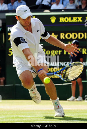 Andy Roddick degli Stati Uniti in azione contro Roger Federer della Svizzera nella finale maschile durante i Campionati di Wimbledon presso l'All England Lawn Tennis and Croquet Club di Wimbledon, Londra. Foto Stock