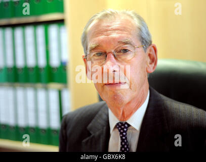 Presidente dell'inchiesta Baha Mousa Sir William Gage alla Casa Finlaison dove l'inquista nella morte dei civili iracheni nella custodia britannica lunedì 13 luglio, Londra. Foto Stock