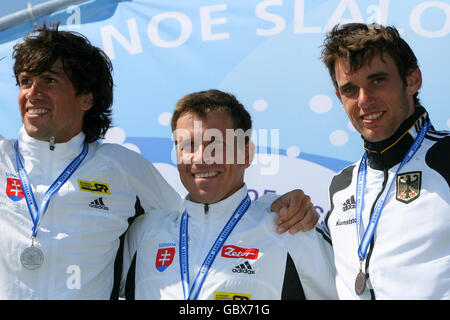 Michal Martikan (centro), medaglia d'oro della Slovacchia, con la medaglia d'argento della Slovacchia Alexander Slafkovsky (a sinistra) e Jan Benzien, medaglia di bronzo in Germania (a destra) Dopo la C1 finale maschile Foto Stock