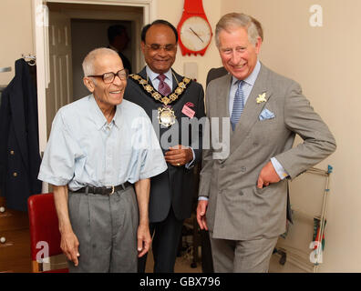 Il Principe del Galles, a destra, patrono dell'Associazione delle Almshouse, incontra il residente Yusuf Kurtha, a sinistra, durante una visita alle Almshouses di St Pancras nel nord di Londra per celebrare il 150° anniversario delle Almshouses. Foto Stock