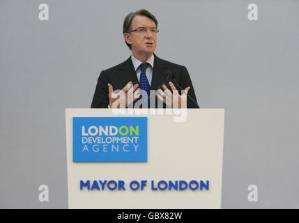 Il Segretario di Stato per le imprese, l'innovazione e le competenze Lord Mandelson si rivolge a delegati tra cui il Sindaco di Londra Boris Johnson in occasione di una grande conferenza economica tenutasi alla Royal Opera House nel centro di Londra. Foto Stock