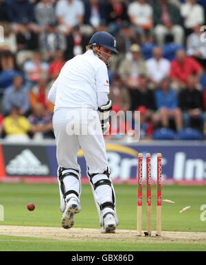 L'Inghilterra Stuart Broad è invischiato dal australiano Mitchell Johnson durante il secondo giorno del primo test di Npower al Sophia Gardens di Cardiff. Foto Stock