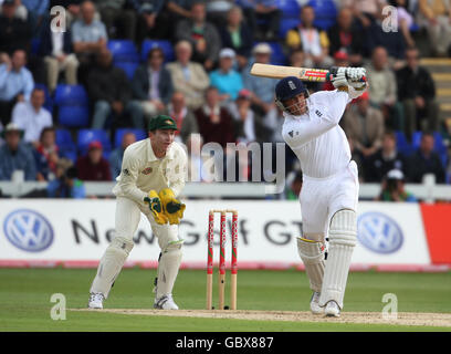 Graeme Swann, in Inghilterra, guida Nathan Hauritz in Australia sulla testa, guardato dal malgaio australiano Brad Haddin durante il secondo giorno della prima partita di test Npower ai Sophia Gardens di Cardiff. Foto Stock