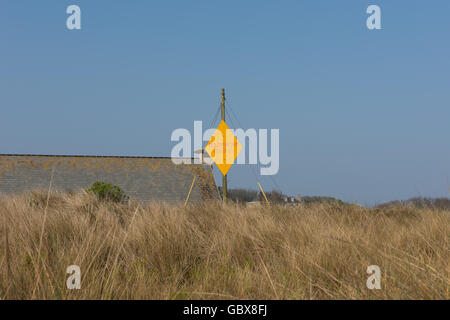 "Cavo telefonico' segno sulla costa dell'isola di Tresco nelle isole Scilly, England, Regno Unito Foto Stock