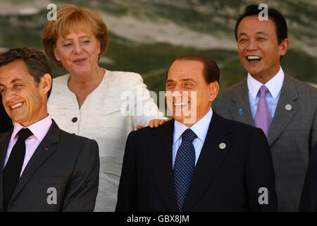 I leader del G8 e i leader del G5 si pongono per la foto di famiglia. (Da sinistra a destra) il presidente francese Nicolas Sarkozy, la cancelliera tedesca Angela Merkel, il primo ministro italiano Silvio Berlusconi e il primo ministro giapponese Taro Aso, durante la seconda giornata del G8 a l'Aquila, Italia. Foto Stock