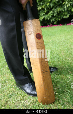 La storica pipistrello da cricket usata da Sir Donald Bradman, presentata alla Fondazione Bradman dai fratelli Eugene e Martin Withers. Foto Stock