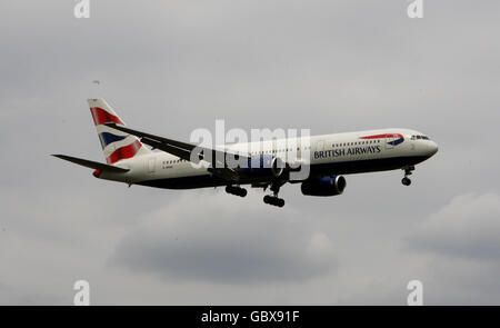 General Stock - aeroplani - Aeroporto di Heathrow. Un aereo British Airways Boeing 767 atterra all'aeroporto di Heathrow a Middlesex Foto Stock