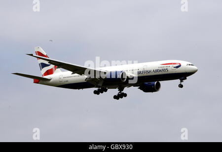 General Stock - aeroplani - Aeroporto di Heathrow. Un aereo British Airways Boeing 777 atterra all'aeroporto di Heathrow a Middlesex. Foto Stock