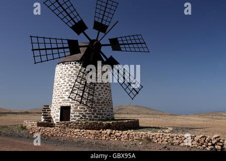 Un mulino a vento nei pressi del villaggio di Antigua sull'isola Fuerteventura sull'isola delle Canarie di Spagna nell'Oceano Atlantico. Foto Stock