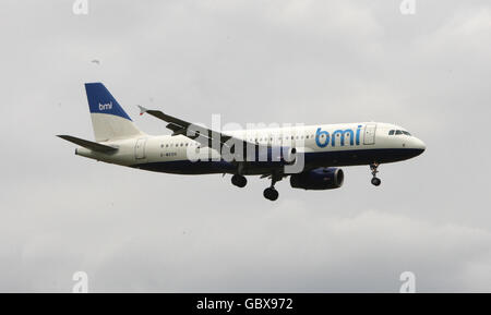 General Stock - aeroplani - Aeroporto di Heathrow. Un aereo BMI Airbus A320 atterra all'aeroporto di Heathrow a Middlesex Foto Stock