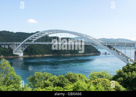 Omishima Bridge, un legato il ponte di arco, collegando le isole di Omishima e Hakata nella Seto Inland Sea, Giappone. Foto Stock