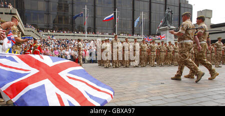 200 soldati del reggimento reale della Principessa di Galles, sfilano in Piazza Guildhall, Portsmouth, seguendo i tour dell'Afghanistan e dell'Iraq. Foto Stock