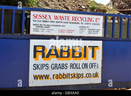 L'insegna fuori Sussex Waste Recycling Limited a North Quay, Newhaven, East Sussex, dove il corpo di un uomo è stato trovato in un salto, questa mattina presto. Foto Stock