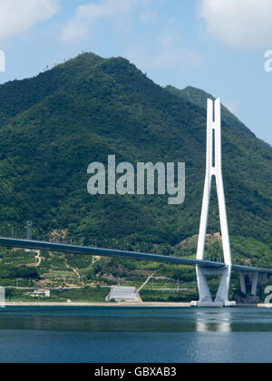 Tatara ponte di collegamento tra le isole di Omishima e Ikuchi in Seto Inland Sea tra Honshu e Shikoku. Foto Stock