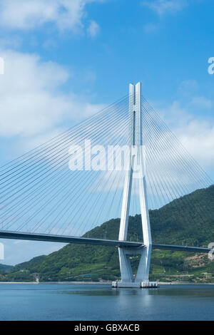 Tatara ponte di collegamento tra le isole di Omishima e Ikuchi in Seto Inland Sea tra Honshu e Shikoku. Foto Stock