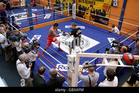 Boxing - Amir Khan Media Workout - Guanti Centro Comunitario Foto Stock