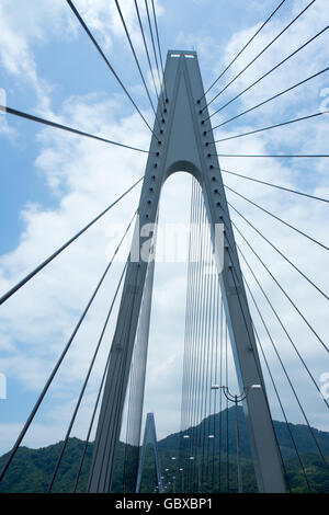 Torre di supporto e cavi di Ikuchi ponte di collegamento tra le isole di Innoshima e Ikuchi in Seto Inland Sea. Foto Stock