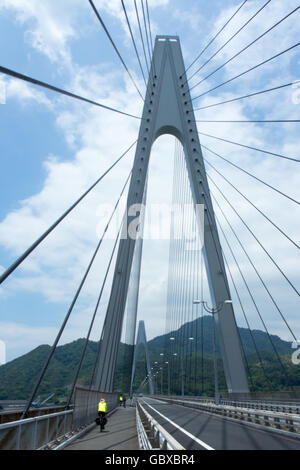 I ciclisti che attraversano la Ikuchi ponte di collegamento tra le isole di Innoshima e Ikuchi in Seto Inland Sea. Foto Stock